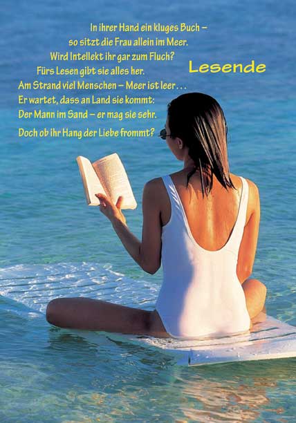 Frau im Meer liest Buch mit Huitains